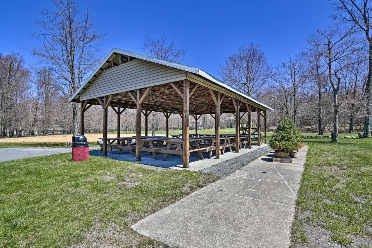 Retreat With Community Pool And Access!
